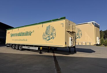 Extra-long SDS 390 X-tra Long push-floor semi-trailer and SDS 390 RoadRunner X-tra Long curtain-sided semi-trailer of Spreewaldmühle GmbH