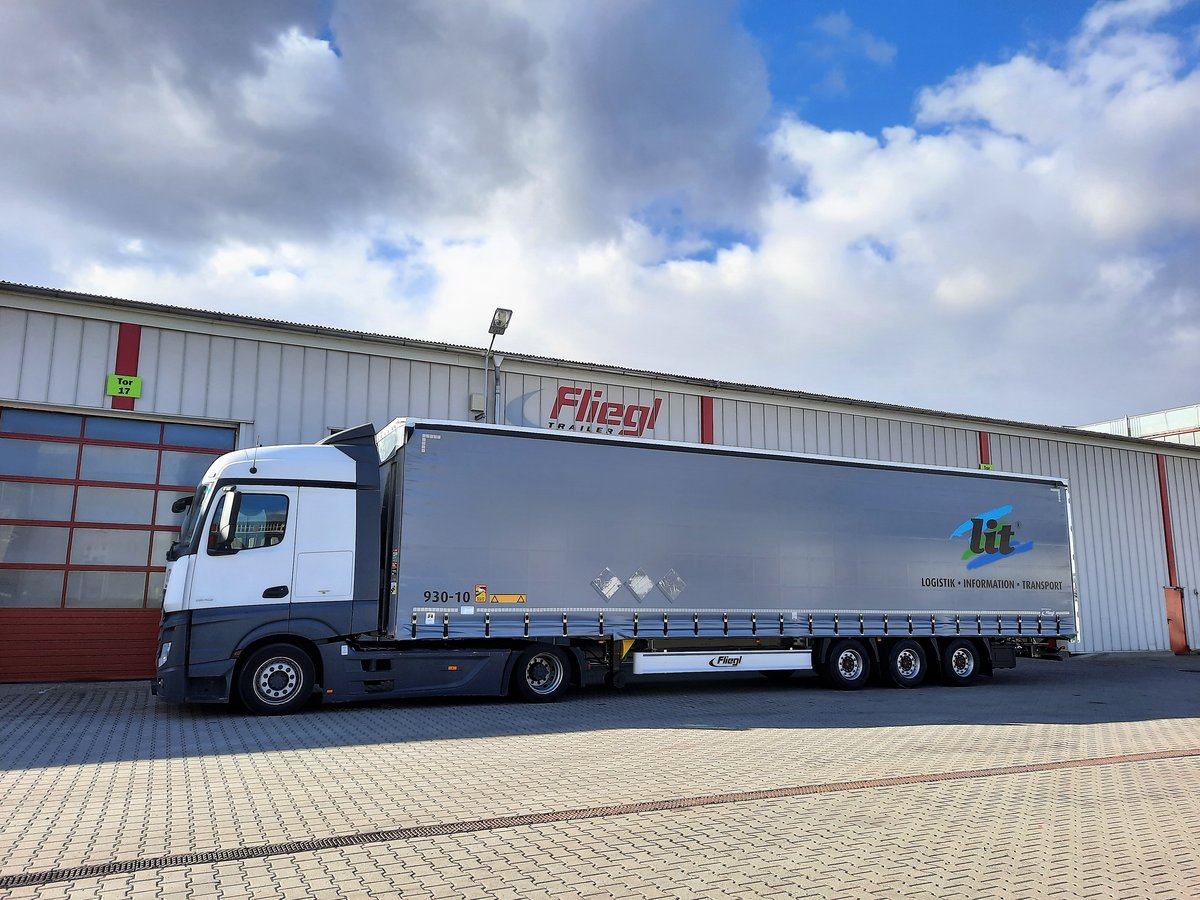 Customized trailers - also in large series: Fliegl Trailer - tippers ...